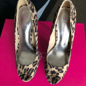 Women’s Size 8.5 Leopard Print Heels